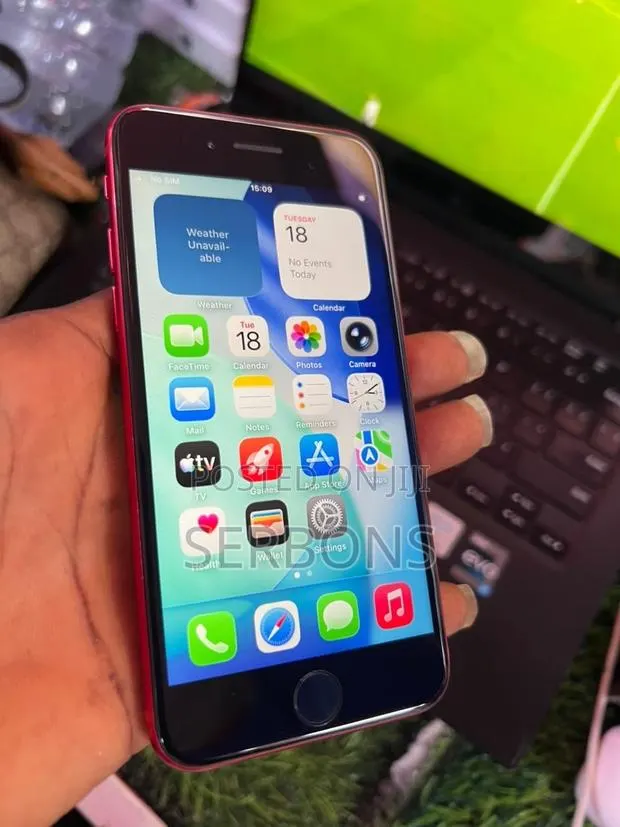 Apple iPhone SE (2020) 64 GB Red · Photo 1