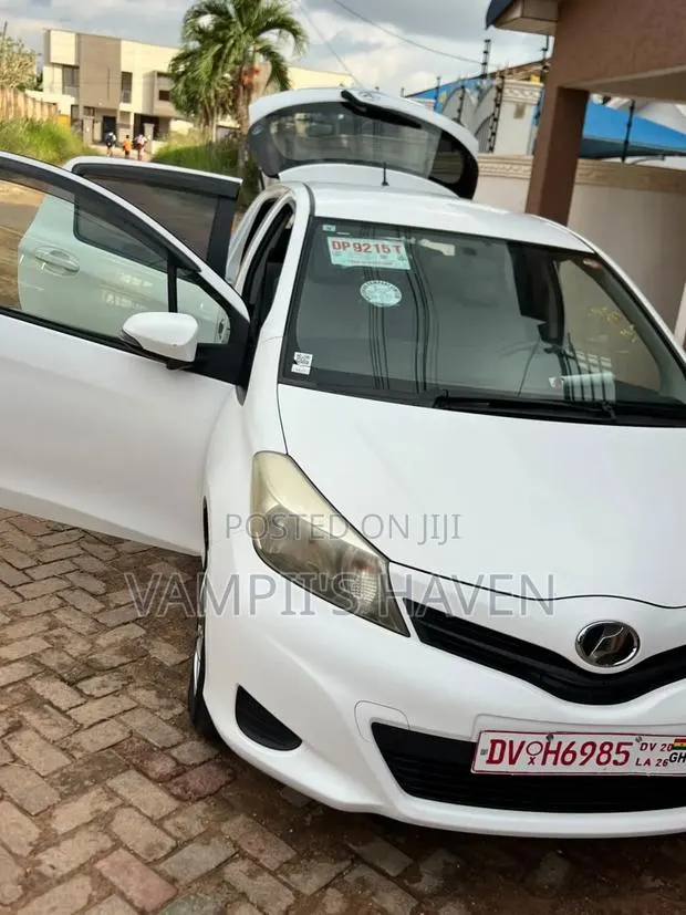 Toyota Vitz 2013 White · Photo 1