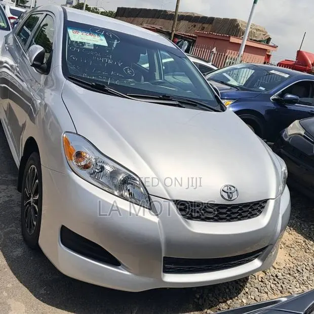 Toyota Matrix 2010 Silver · Photo 1