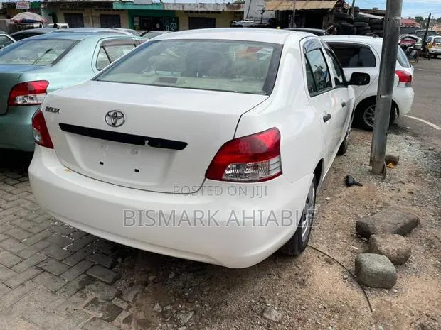 Toyota Belta 2010 White · Photo 1