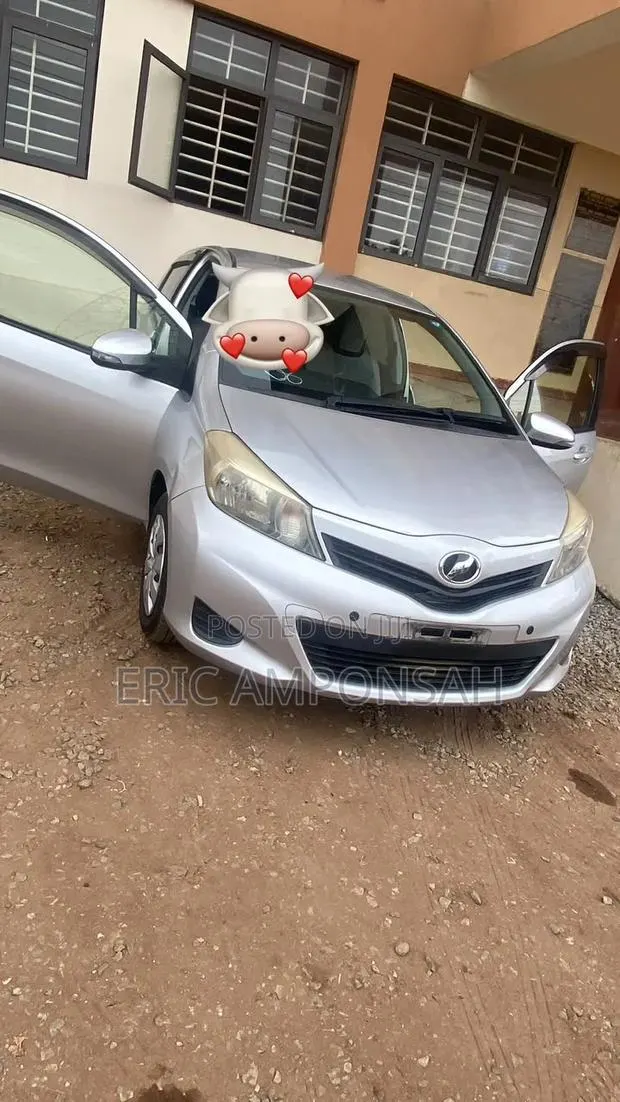 Toyota Vitz 2012 Silver · Photo 1