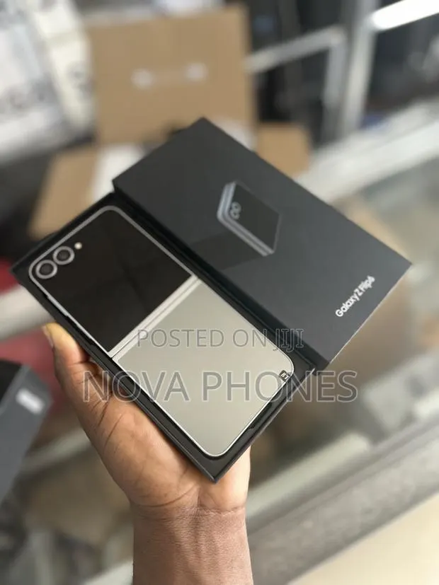 New Samsung Galaxy Z Flip6 256 GB Black · Photo 1