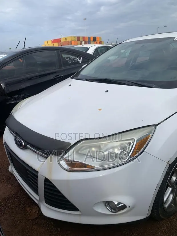 Ford Focus SE Sedan FWD (2.0L 4cyl 5M) 2013 White · Photo 1