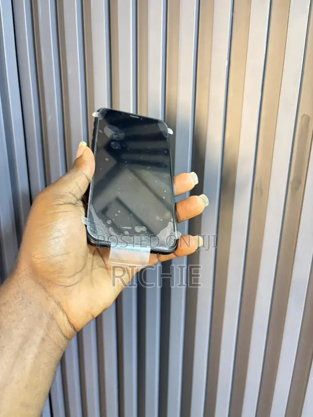 New Apple iPhone XR 128 GB Black · Photo 1