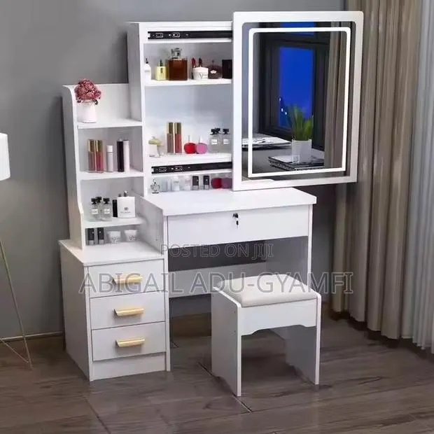 Dressing Mirror Set With LED Light · Photo 1