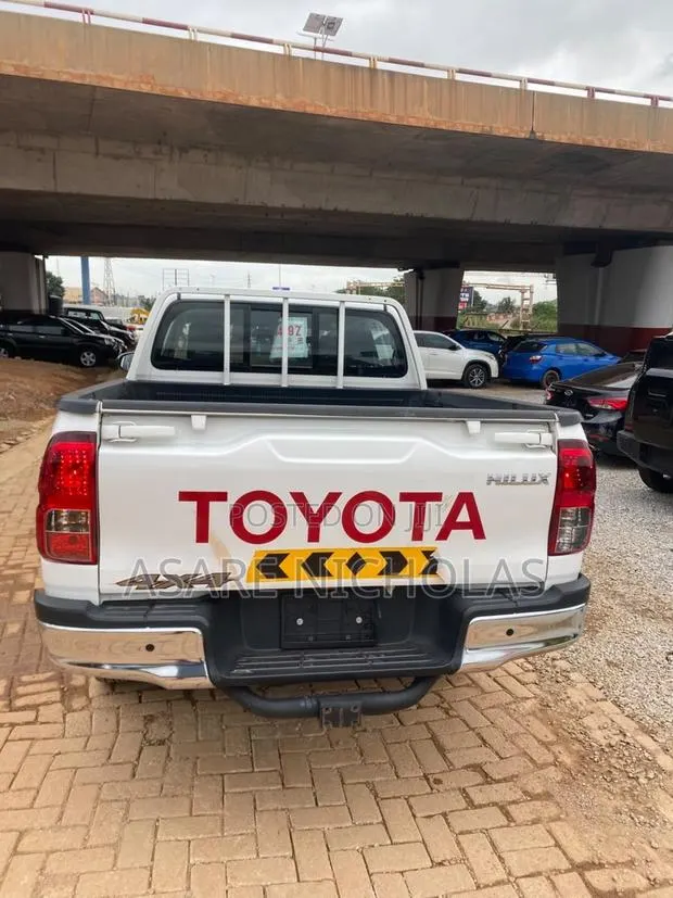 Toyota Hilux 2021 White · Photo 1