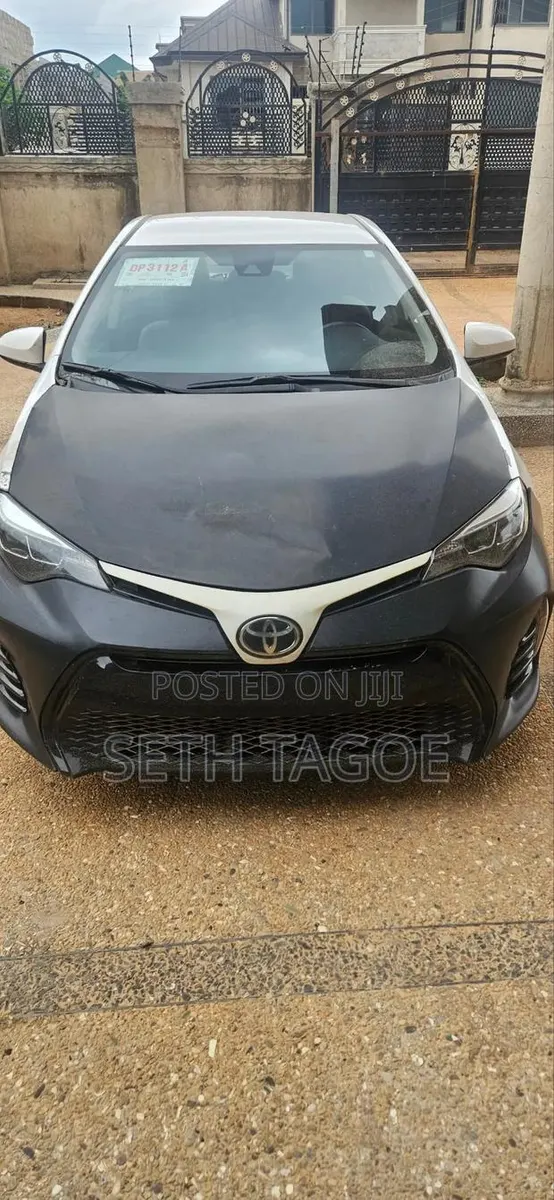 Toyota Corolla LE (1.8L 4cyl 2A) 2018 White · Photo 1