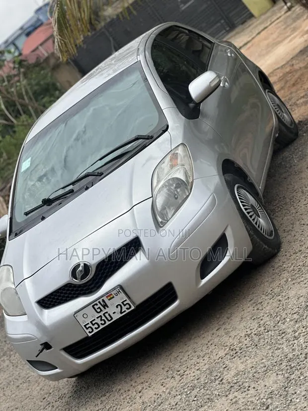 Toyota Vitz 1.3 FWD 5dr 2010 Silver · Photo 1