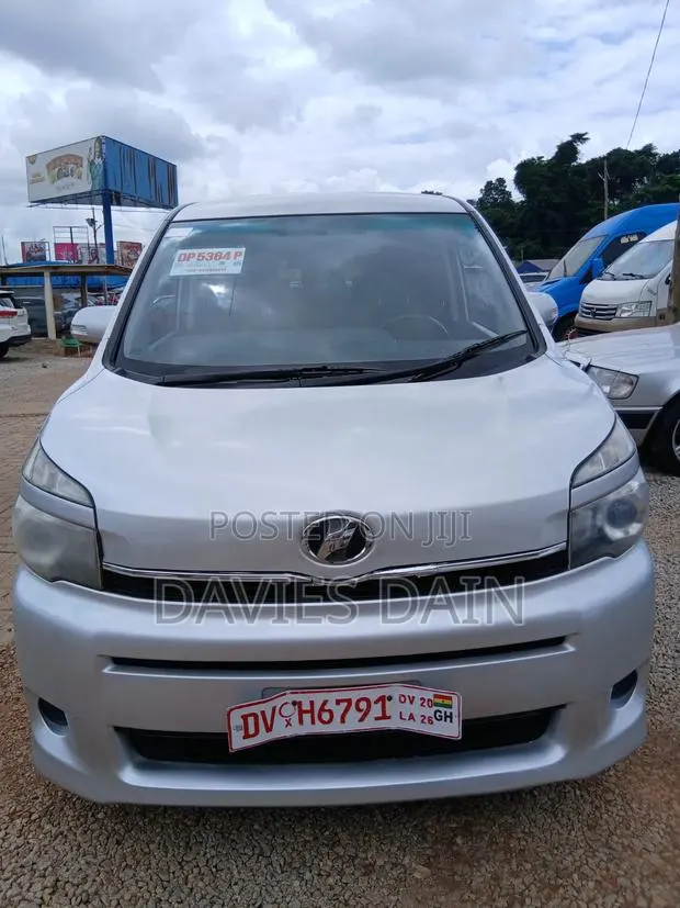 Toyota Voxy 2012 Silver · Photo 1