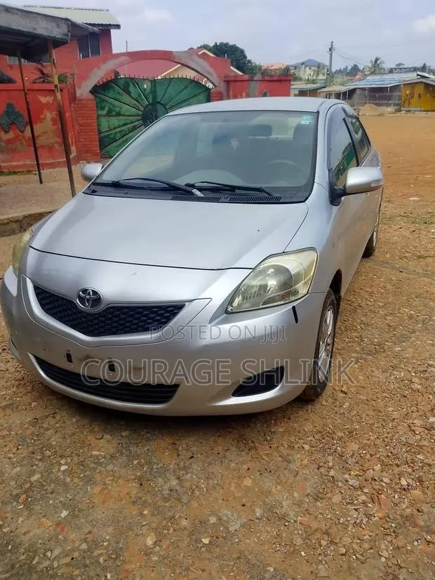 Toyota Belta 2010 Silver · Photo 1