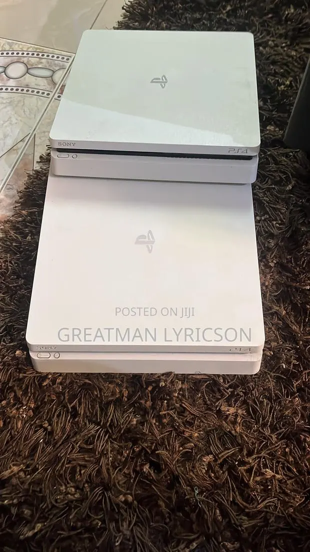 PS4 Slim Empty Console Without a Controller · Photo 1