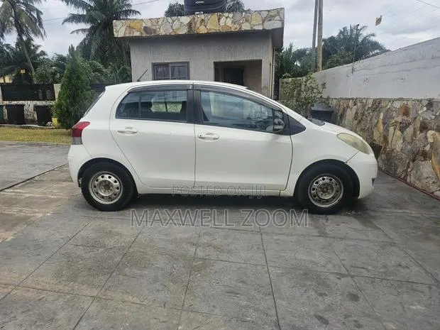 Toyota Vitz 2010 White · Photo 1