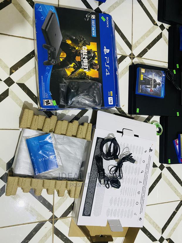 Playstation 4 Slim New Black · Photo 2