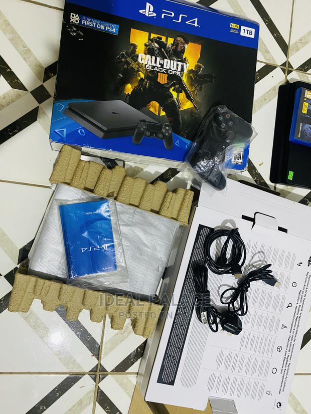 Playstation 4 Slim New Black · Photo 1