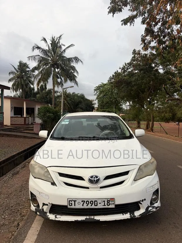 Toyota Corolla LE 4dr Sedan (1.8L 4cyl 4A) 2013 White · Photo 1