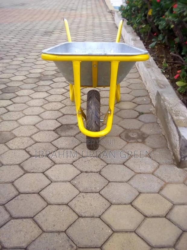 Wheelbarrow Silver-Yellow Type · Photo 1