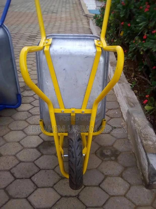 Wheelbarrow Silver-Yellow Type · Photo 2
