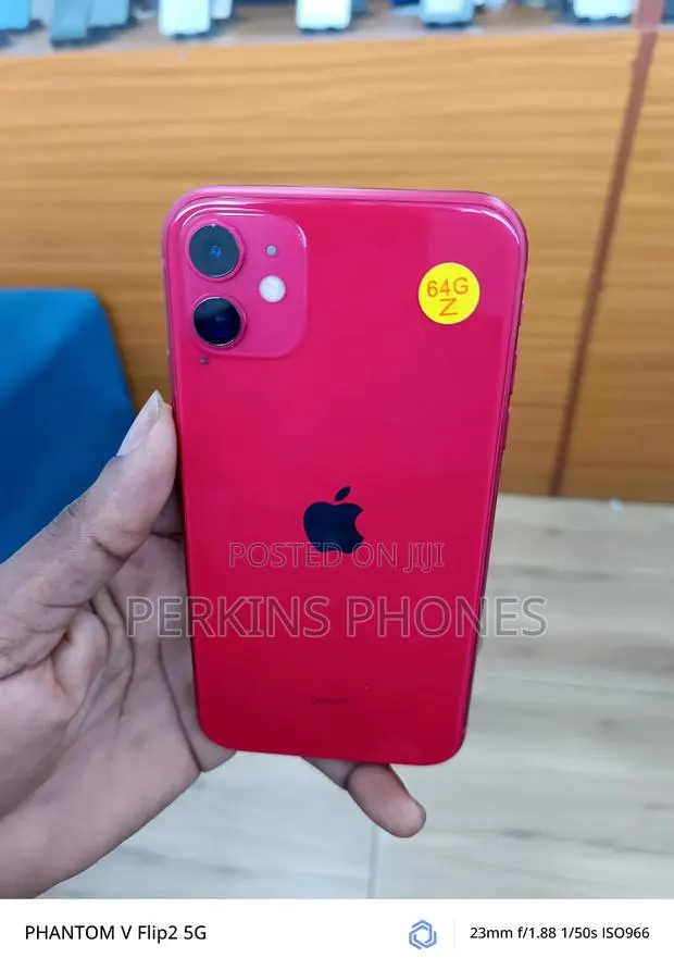Apple iPhone 11 64 GB Red · Photo 1
