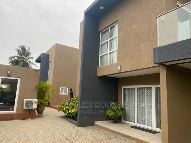 Furnished 4bdrm Townhouse / Terrace in Bronko Housing, Cantonments · Photo 2