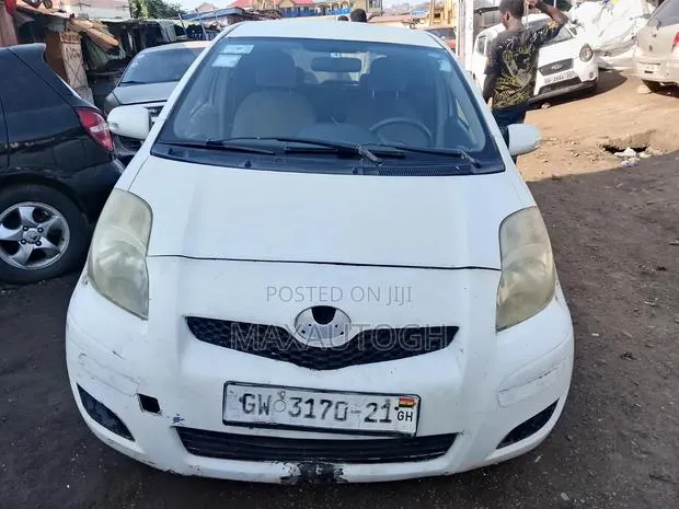 Toyota Vitz 1.0 FWD 3dr 2010 White · Photo 1