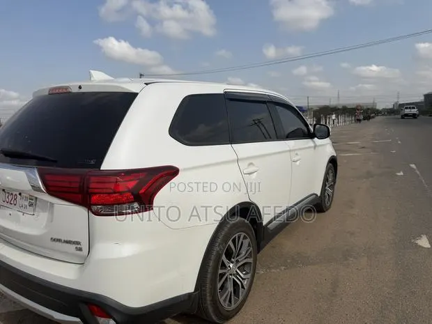 Mitsubishi Outlander 2019 White · Photo 1