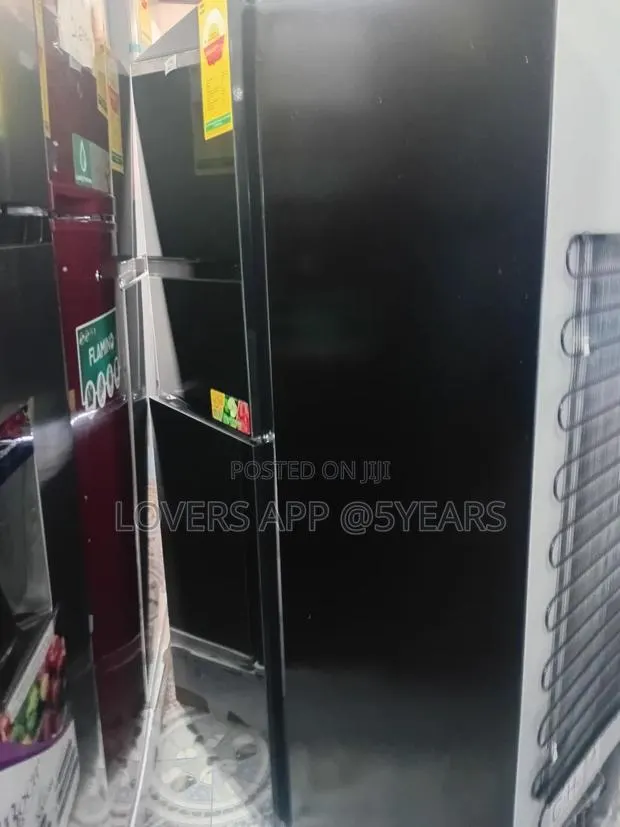 243 Black Shiny Modern Refrigerator Marvel. · Photo 1