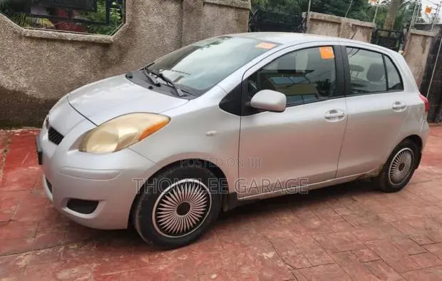 Toyota Yaris 2010 Gray · Photo 1