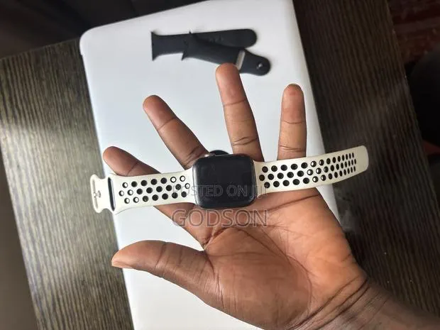Apple Watch Series 6 · Photo 1