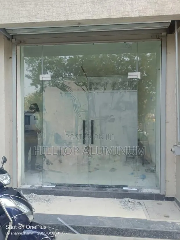 Frameless Glass Door · Photo 1