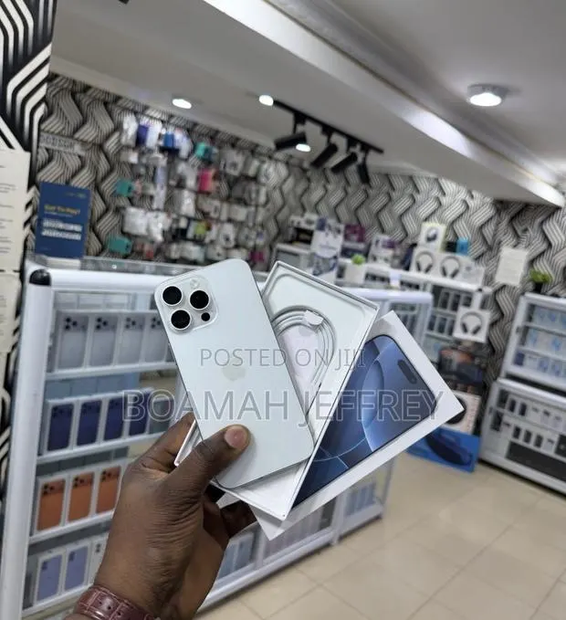 Apple iPhone 16 Pro Max 512 GB White · Photo 1