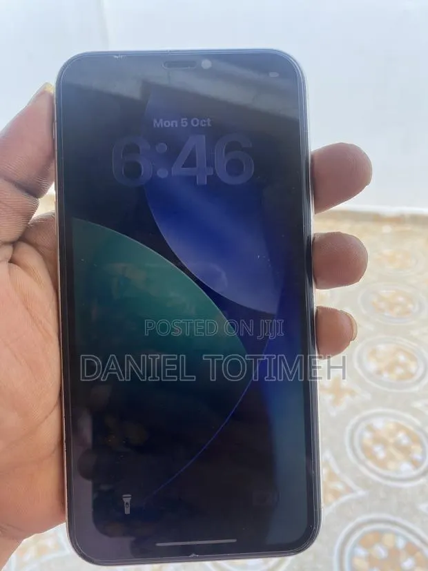 Apple iPhone 11 64 GB White · Photo 1