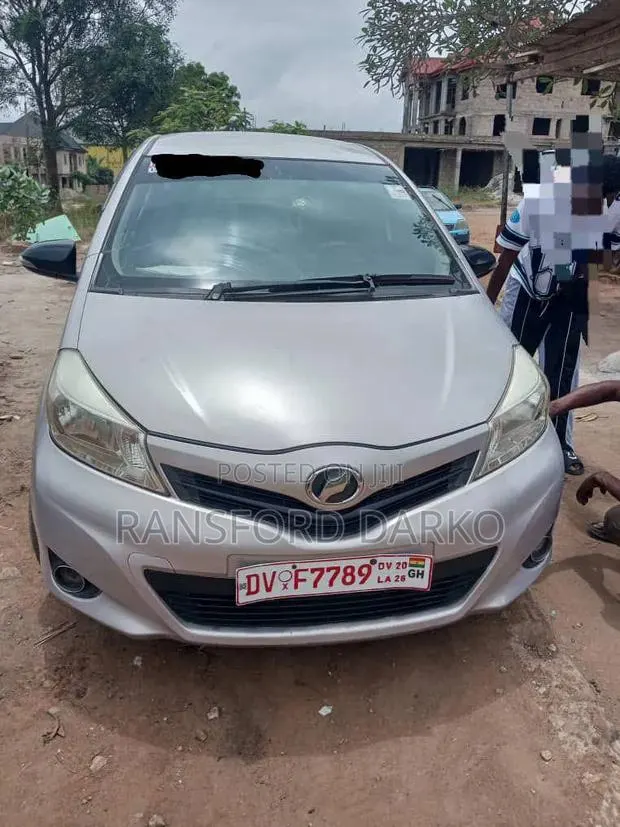 Toyota Vitz 2012 Silver · Photo 1