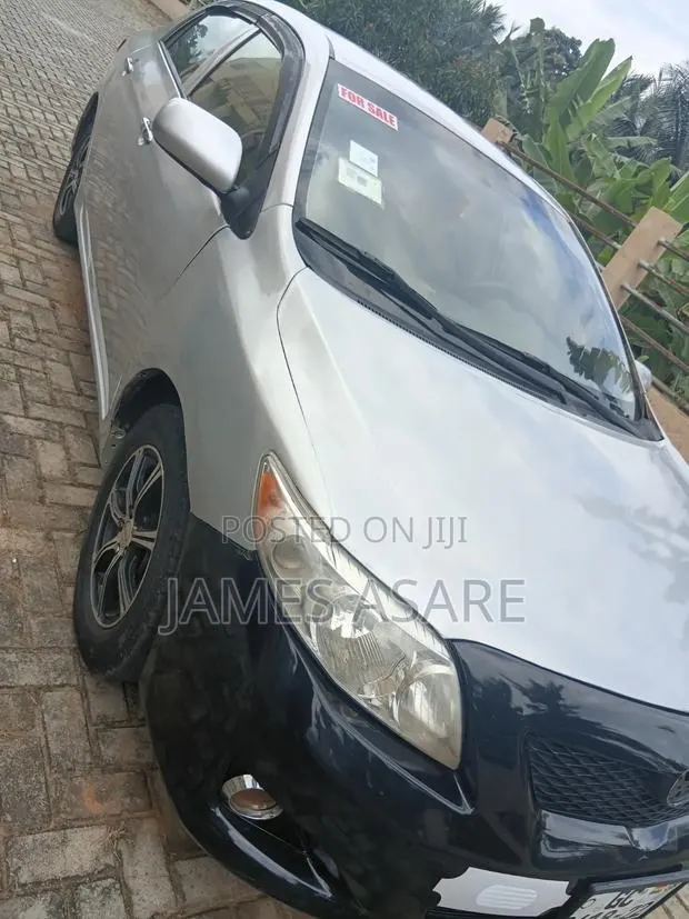 Toyota Corolla 2010 Silver · Photo 1