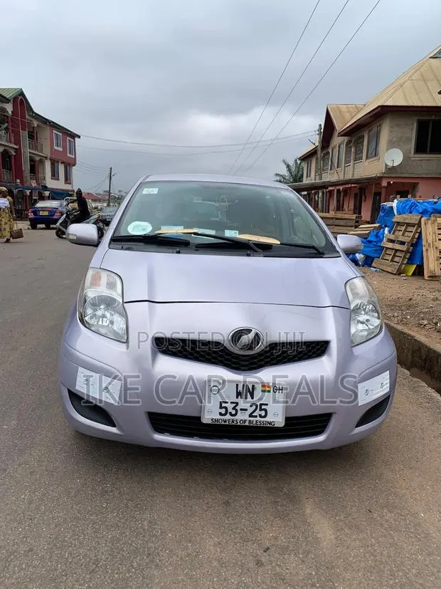 Toyota Vitz 1.3 FWD 5dr 2010 Silver · Photo 1