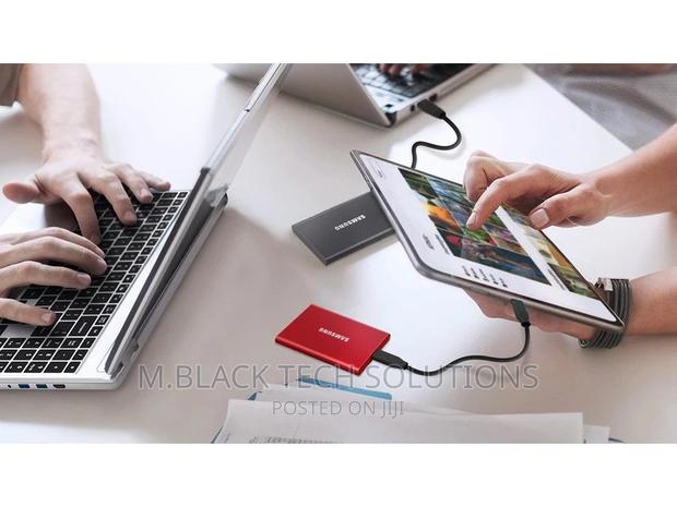 SAMSUNG T7 Portable SSD 1TB - Up to 1050mb/S - USB 3.2 · Photo 3