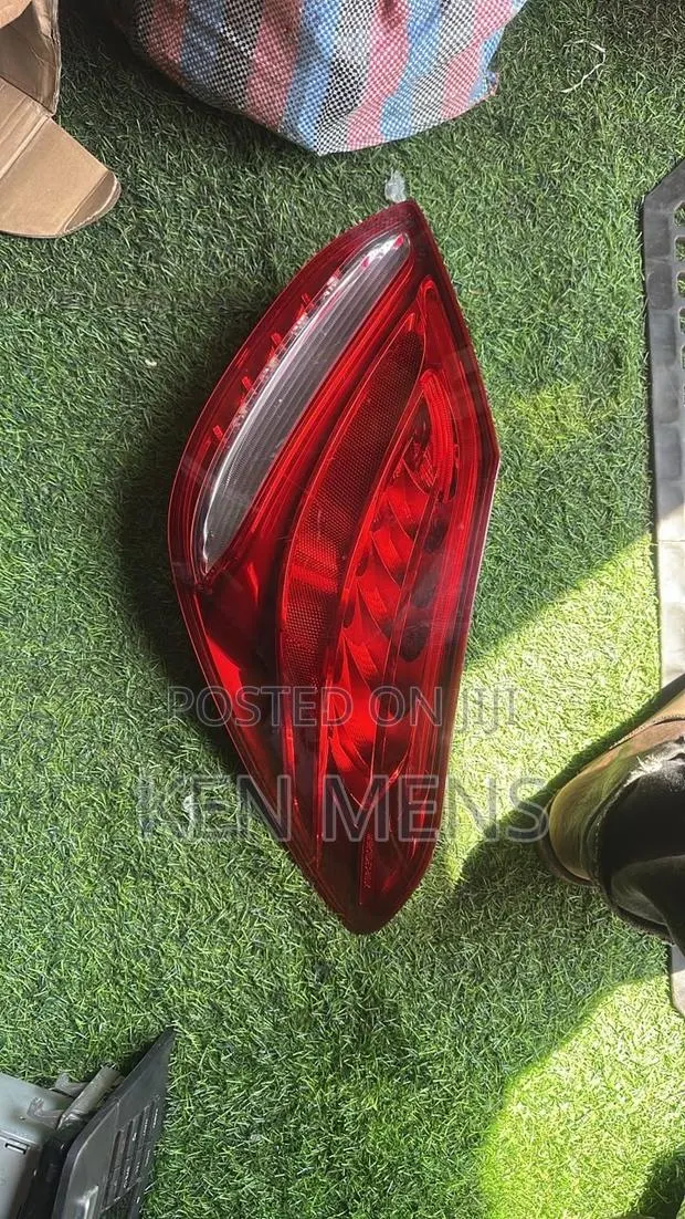 Mercedes Benz C300 Taillight Available · Photo 1