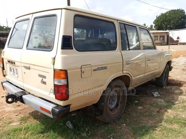Toyota Land Cruiser Wagon 1983 Beige · Photo 1