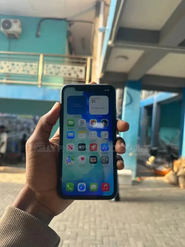 New Apple iPhone 11 128 GB Black · Photo 1