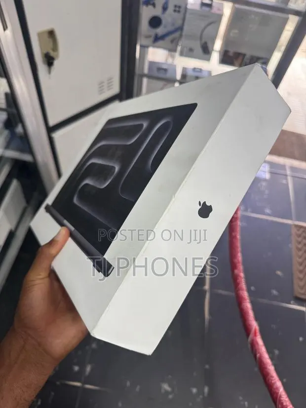 New Laptop Apple MacBook Pro 2025 M5 16GB Apple M5 SSD 1T · Photo 1