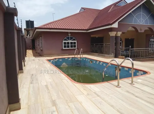 7bdrm House in 7 Bedrooms House For, Kumasi Metropolitan for sale · Photo 1