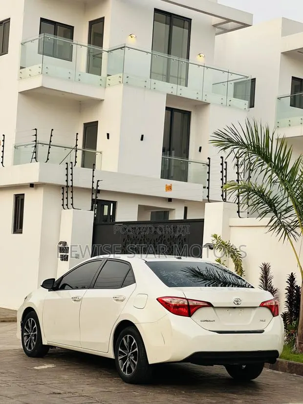 Toyota Corolla XLE (1.8L 4cyl 2A) 2018 White