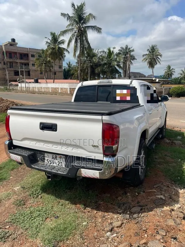 Toyota Tacoma 2017 White · Photo 1