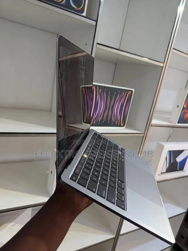 Laptop Apple MacBook Pro 2020 8GB Intel Core i5 SSD 256GB · Photo 1