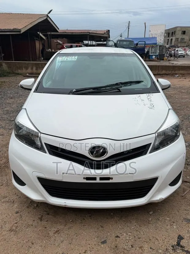 Toyota Vitz 1.3 AWD 5dr 2012 White · Photo 1