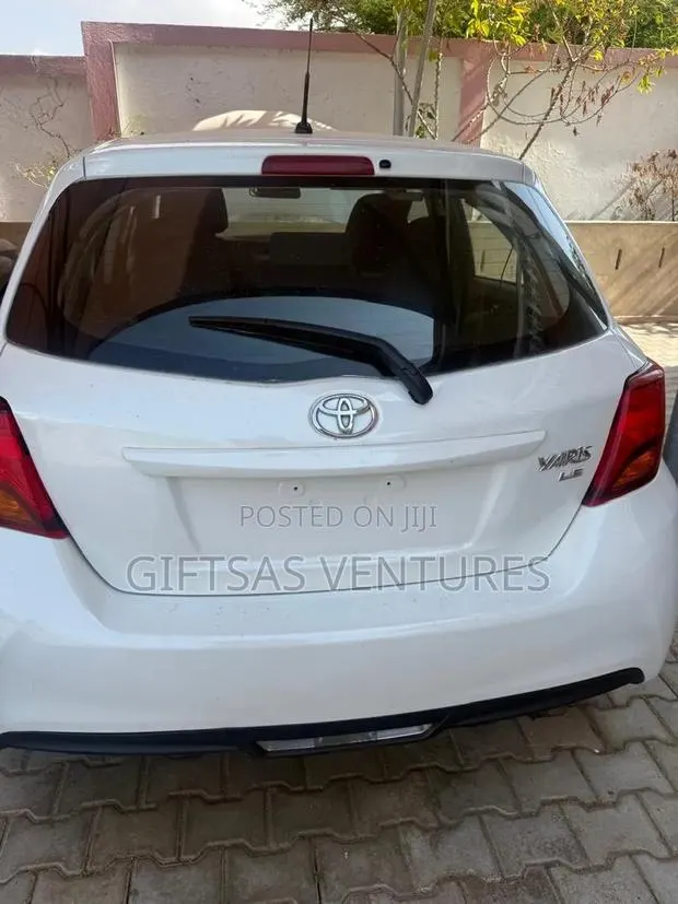Toyota Yaris LE Hatchback 5dr 2017 White · Photo 1