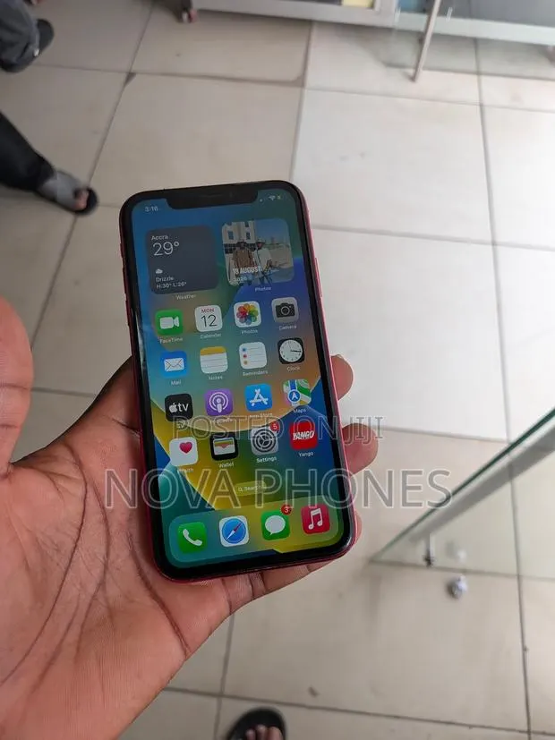 Apple iPhone XR 64 GB Red · Photo 1
