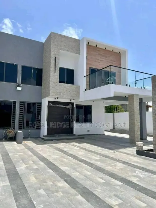 4bdrm Townhouse / Terrace in Burma Hills Close To, Accra Metropolitan · Photo 1