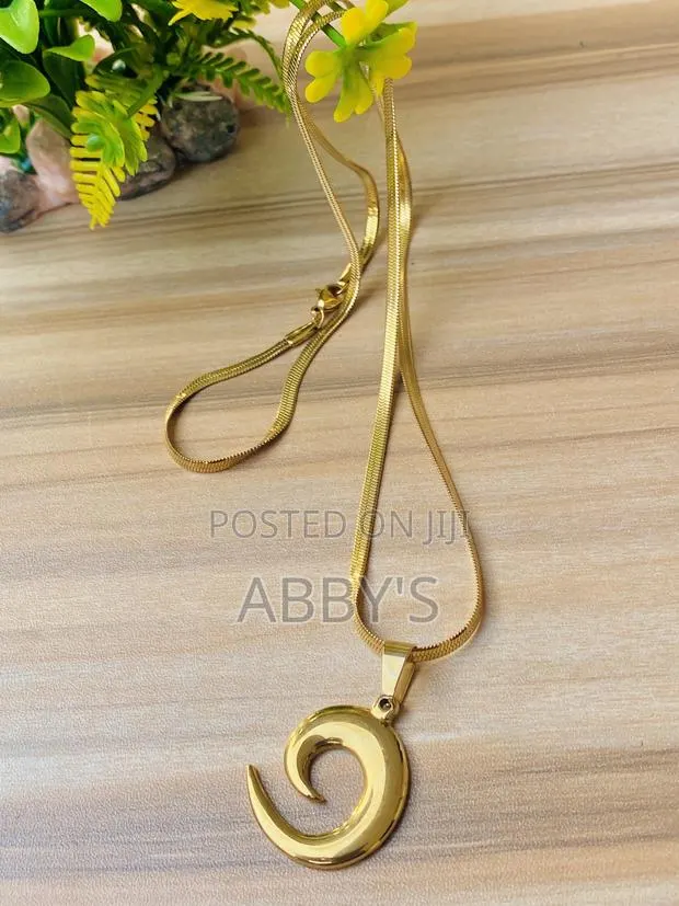 Claw Shaped Unisex Necklace · Photo 1