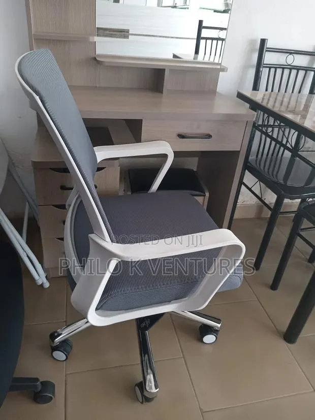 Comfortable Front Desk for Sale · Photo 1