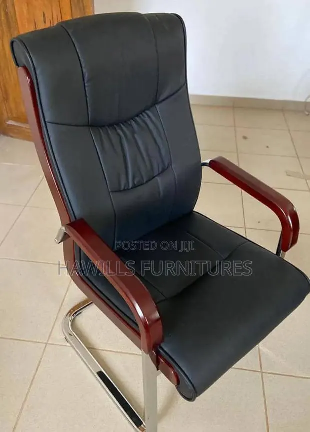 Executive Office Chair With Brown Handle · Photo 1